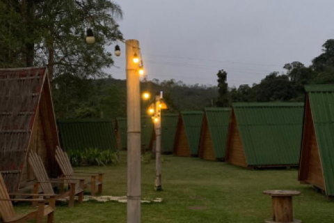 FamilyCamp, em Suzano, aposta em chalés ecológicos para experiências de hospedagem em meio à natureza